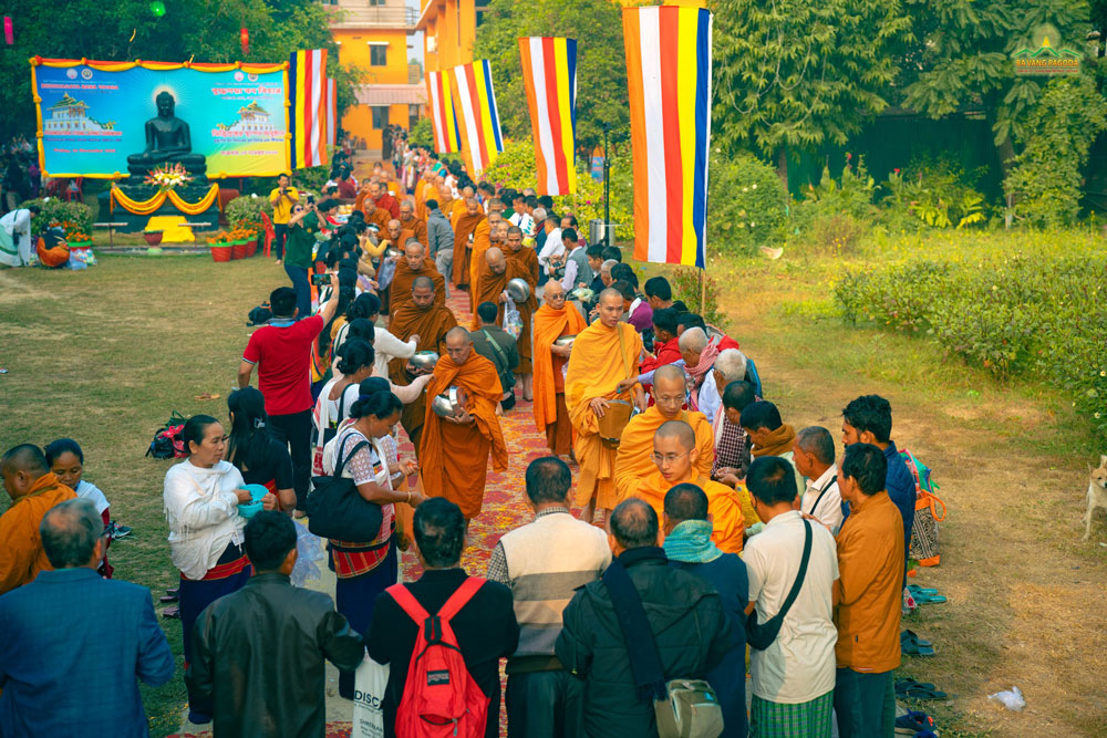 The revered monks from various countries received offerings from Buddhists. The unity of the Sangha is an immense blessing field for people to reap.