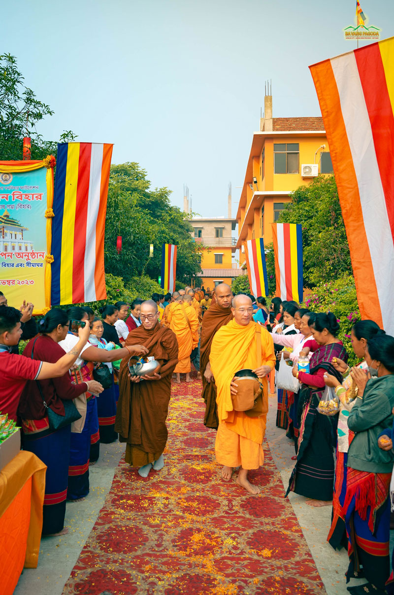 Most Venerable Nandapala Mahathera, the Founder and Supreme Patriarch of International Sadhananandapala Banavihara Foundation, Thay Thich Truc Thai Minh, and the revered monks side by side walked for alms, compassionately received alms from Buddhists and residents.