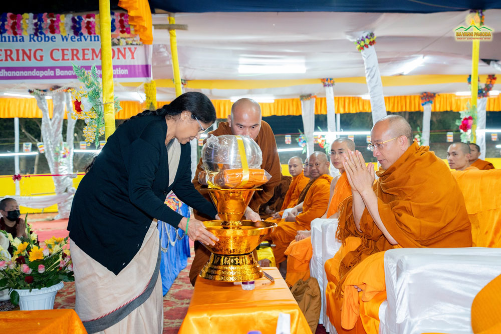 Dr. Mahashweta Maharathi (Secretary of the Management Council of the Buddhagaya Bana Vihara - Mahabodhi Temple) respectfully offered Atthaparikkhara to Thay Thich Truc Thai Minh.