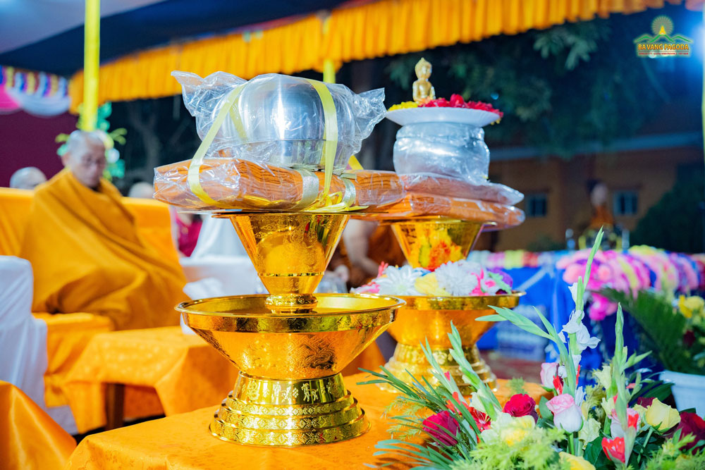 The offerings were well-prepared for the solemn ceremony of offering to the monks.