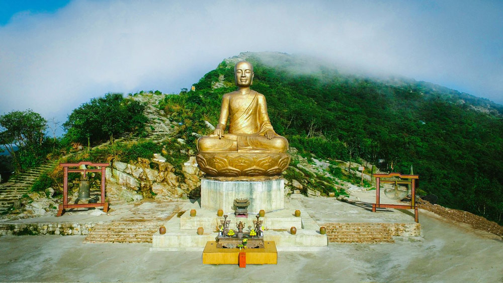 The statue of Buddhist King Tran Nhan Tong, founder of the Truc Lam Yen Tu Zen sect, is placed on the peak of Yen Tu mountain (photo source: Internet)