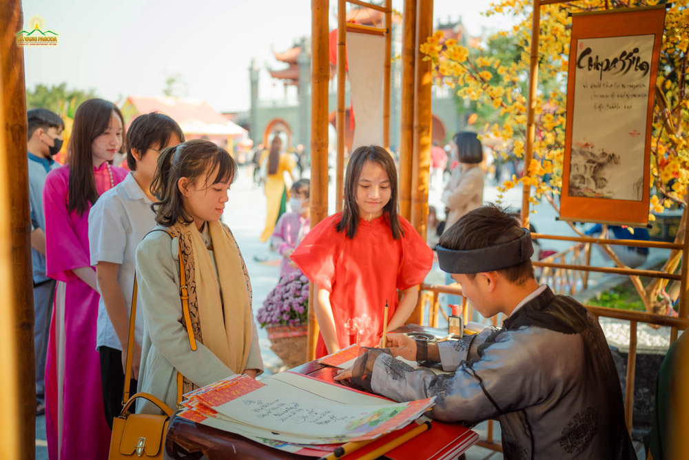 Coming to Ba Vang Pagoda, visitors can ask a calligrapher to draw calligraphy to lay their wishes for the new year.
