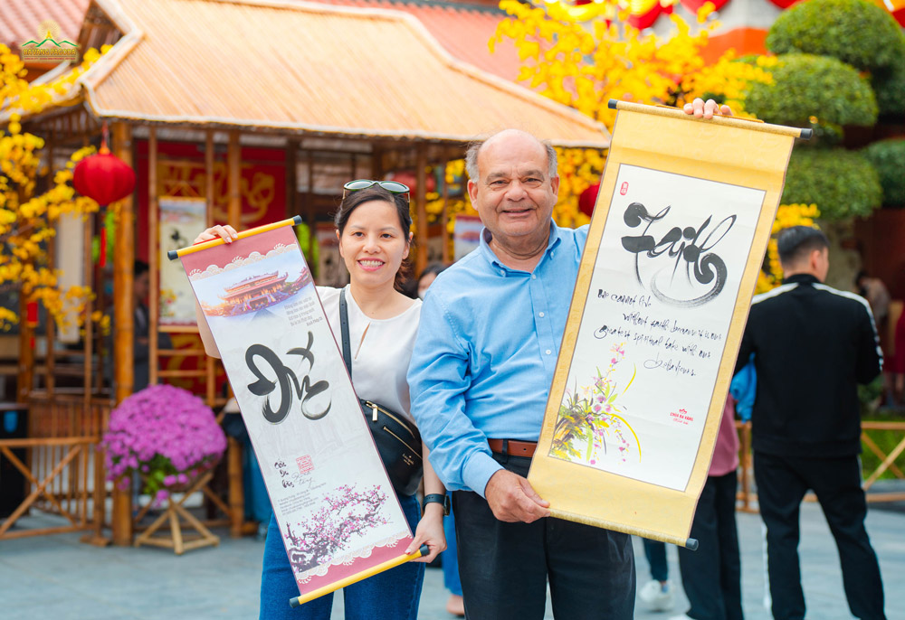 Coming to Ba Vang Pagoda, visitors can ask a calligrapher to draw calligraphy to lay their wishes for the new year