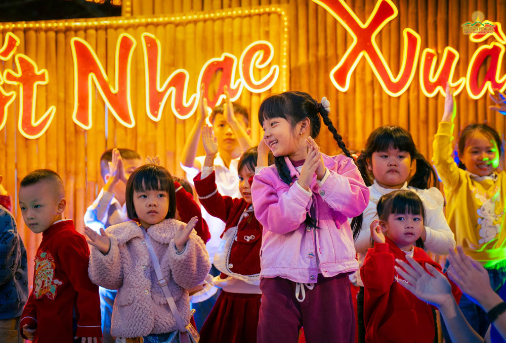 Children happily danced and sang along the cheerful Tet songs.