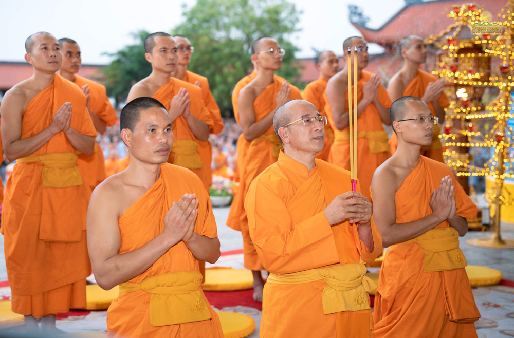 Thay performed the ritual of offering incense to the Buddha.