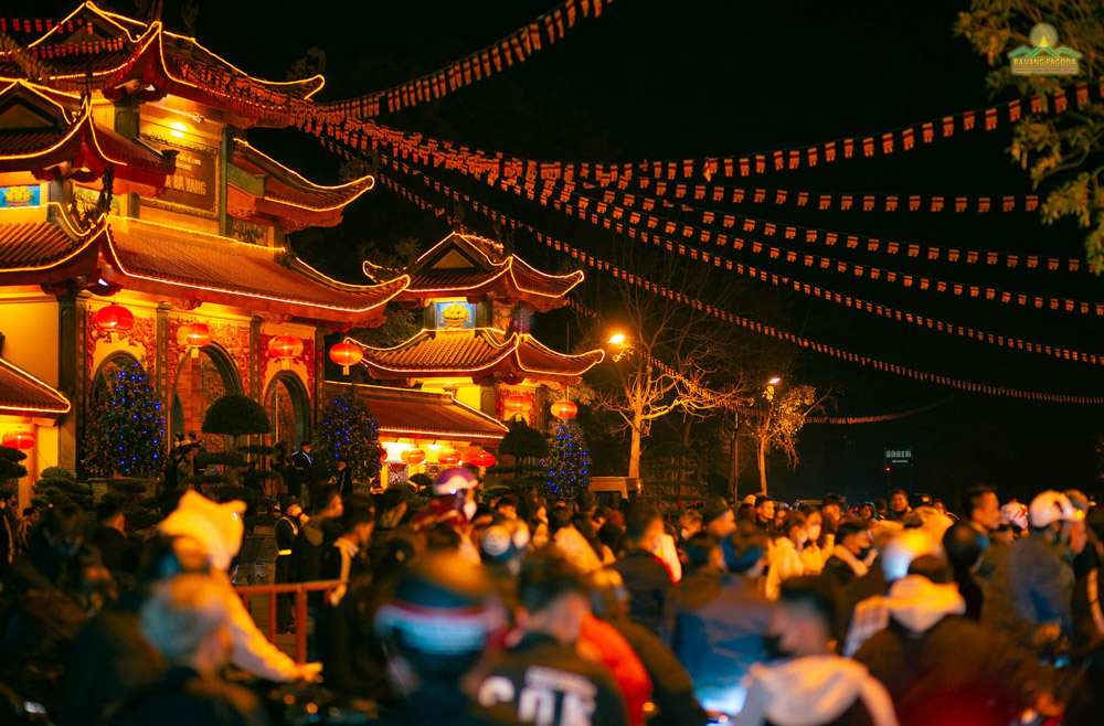 The atmosphere of Ba Vang Pagoda becomes warmer under the sparkling lights and the flow of people visiting the Pagoda.