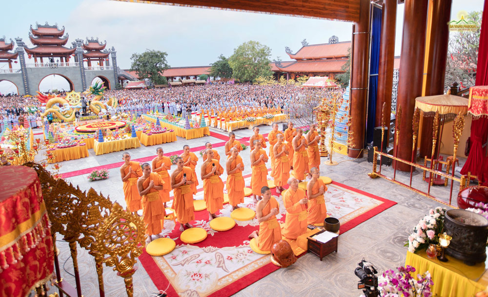Thay Thich Truc Thai Minh and monks of Ba Vang Pagoda performed the Medicine Buddha Opening Ritual to pray for national prosperity and public well-being.