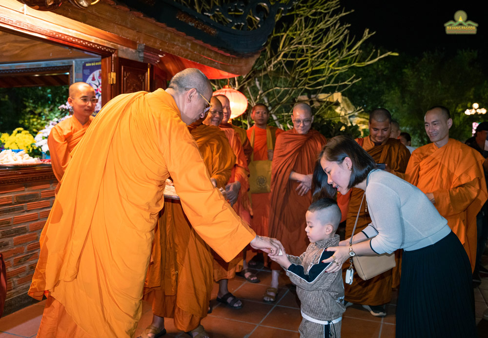 While taking the tour, Thay introduced the delegation to the tourist-welcoming activities at the Pagoda. Thay and the monks gave free puffed rice, which is a folk gift to all the tourists.