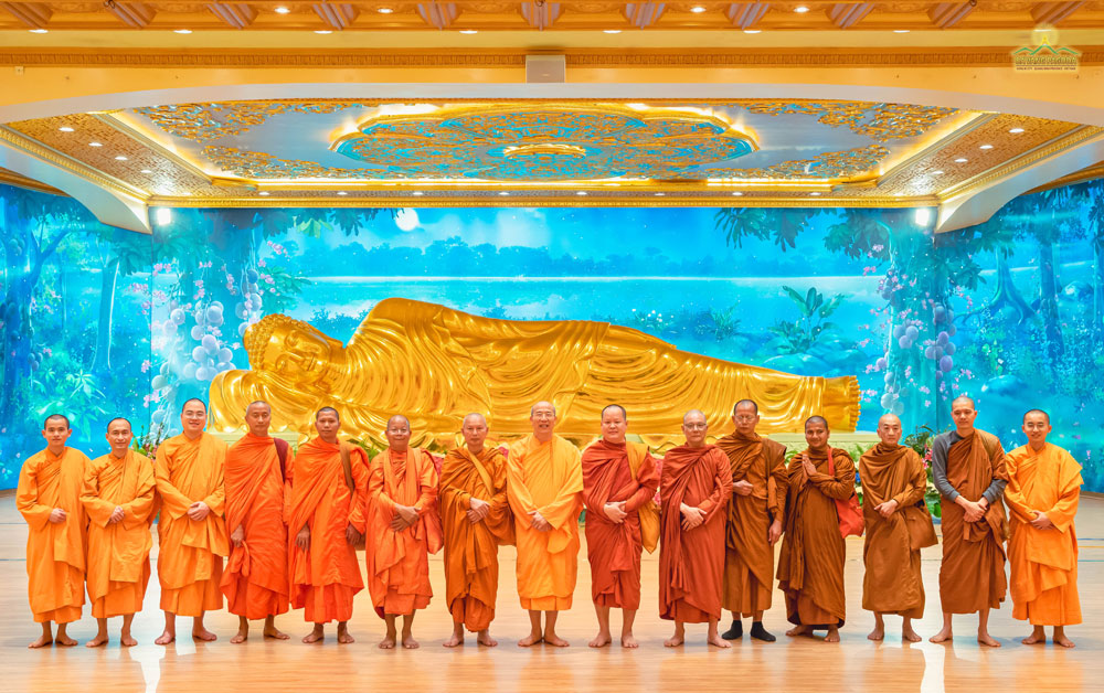 Thay and the venerable monks took a souvenir photo on the first floor of the Great Lecture Hall.