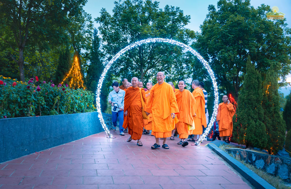 Thay took venerable monks to visit the New Year's Wishing area