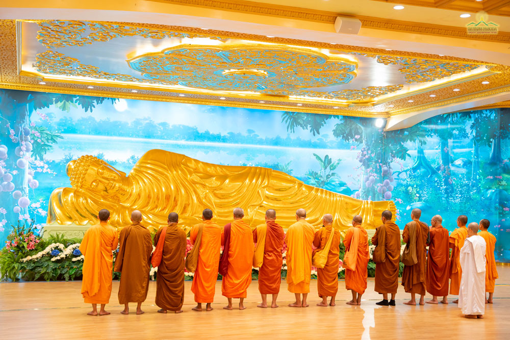 On the first floor of the Great Lecture Hall, the venerable monks respectfully paid homage to the Nirvana Buddha statue.
