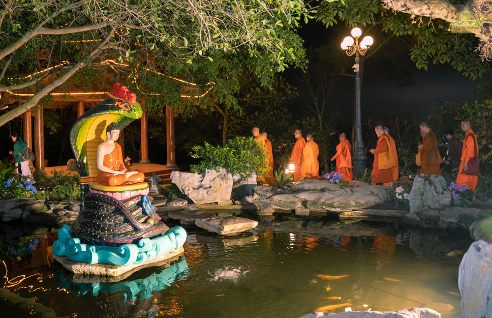 The venerable monks visited the Meditation Garden and saw the statue of the serpent king Muchalinda sheltering Shakyamuni Buddha from the elements.