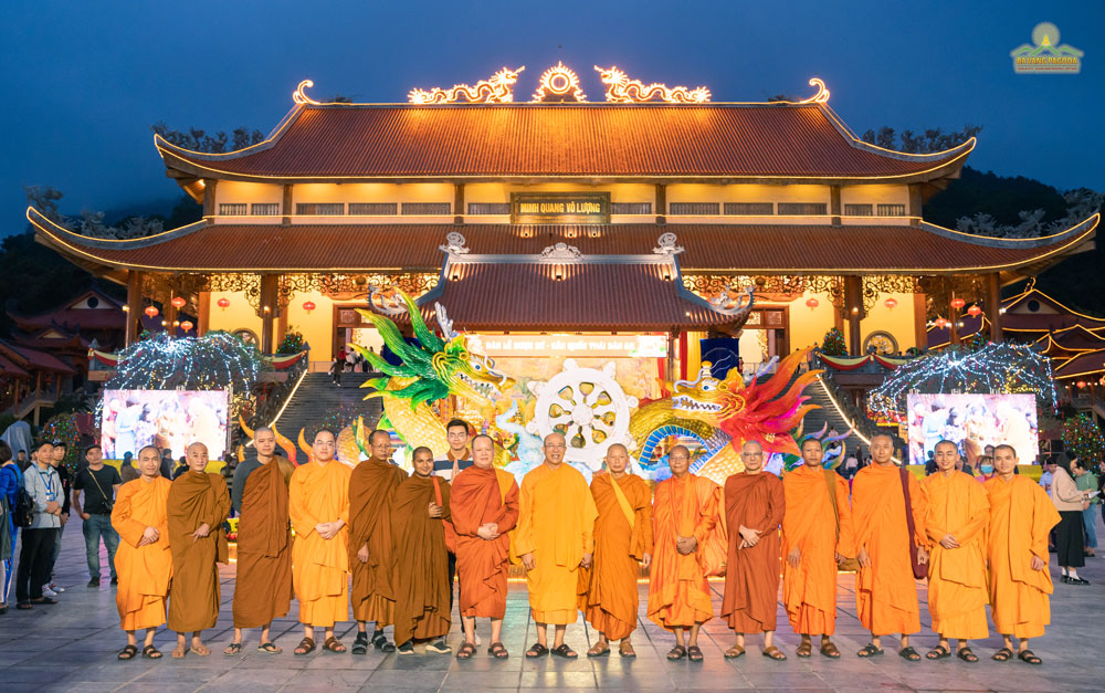 Venerable monks happily took a souvenir photo with “Two dragons honoring the Dharma Wheel,” a special mini-sense for the Dragon year.
