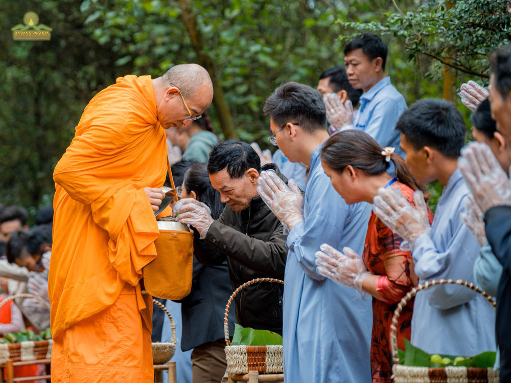 The families respectfully offer food to Thay and the monks