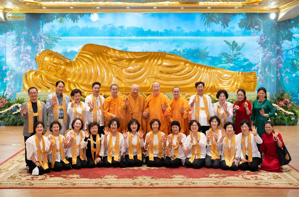 Thay and the monks took a souvenir photo with the Most Venerable and his delegation on the 1st floor of the Great Preaching Hall, where the revered statue of the Buddha attaining enlightenment stands. 스님. 승려님과 법륜스님과 일행은 대법당 1층에 위치된 존귀스러운 부처님 열반 입적상 앞에서 기념 촬영