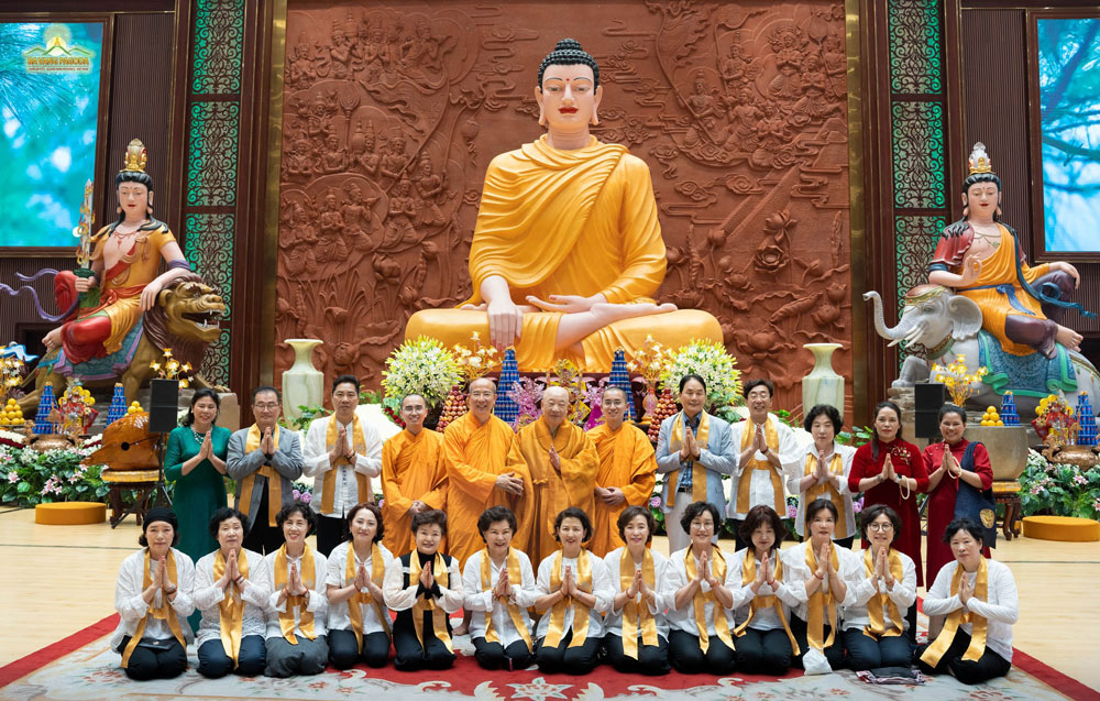 Thay and the monks took a souvenir photo with the Most Venerable and his delegation on the 2nd floor of the Great Preaching Hall. 스님. 승려님과 법륜스님과 일행은 대법당 2층서 기념 촬영