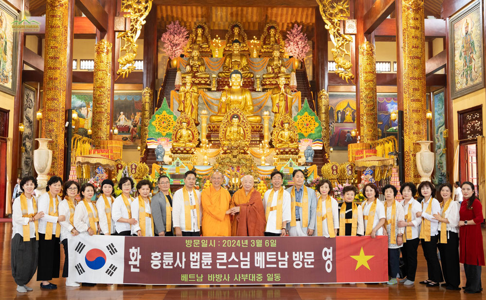 The Most Venerable, Thay and the Heungryunsa temple (Korea) delegation took a souvenir picture at the Main Hall of Ba Vang Pagoda. 석죽태명스님과 흥륜사일행 대웅전서 기념 촬영하고 있다.