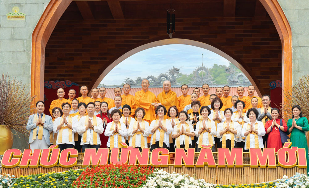 “Thank you very much. Im deeply touched. I'd like to leave with this warm brotherly love. I will remember and unceasingly strive, hoping that we will still be Dharma brothers in future lifetimes,” shared Most Venerable Jeong Beom-ryun. “감동하였습니다. 너무 감사합니다. 끝으로 형제의 뜨거운 정으로 돌아가서 영원히 이따 태어나기 위해서 노력하겠습니다.”정법륜스님은 바방사원 석죽태명스님 및 승려님과 불교신자들에게 인사말씀을 전해주셨습니다.