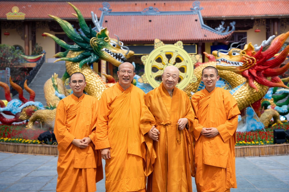 May the Dharma friendship between Vietnamese and South Korean Buddhism be a strong bond. 베트남과 한국 불교간에 법려 우호정 늘 견고되길 바라다.