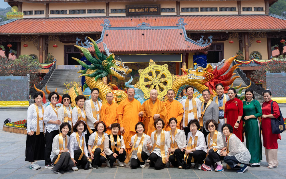 May the fourfold assembly of international Buddhism be always in harmony. 국제 불교의 사중 늘 화합되길 바란다.