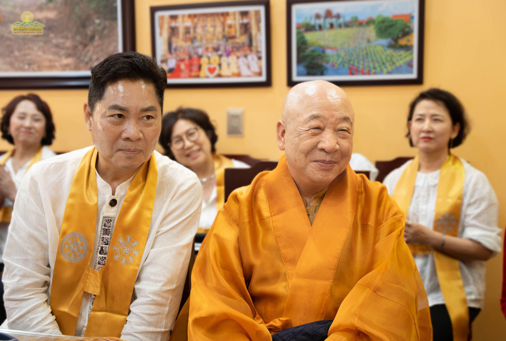 Thay Thich Truc Thai Minh and the monks of Ba Vang Pagoda warmly welcomed the delegation from Heungrryunsa temple (South Korea). 정법륜스님 대표하여 한국 흥륜사 일행은 바방사원 석죽태명스님과 승려단을 바방사원 객실서 만났다.