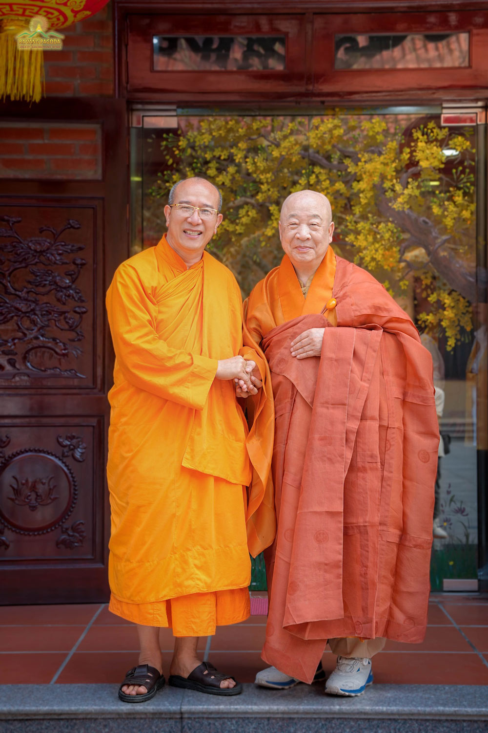 “He (Thay) held my hands and shared that he felt like brothers. He is so humble to say that I'm like his brother,” shared Most Venerable Jeong Beom-ryun before the warm welcome of Thay Thich Truc Thai Minh. 석죽태명스님의 즐거운 환영을 받아 “스님은 저의 손을 잡고 형제가 같다라고 나눠주었다. 스님은 검손하게 나는 스님의 형제라고 하였다.” 법륜스님은 느낌 나눠준 것