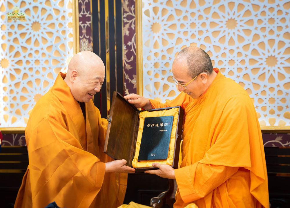 Most Venerable Jeong Beom-ryun presented Thay Thich Truc Thai Minh with a meaningful gift on the occasion of his visit to Ba Vang Pagoda. 정법륜스님 바방사원 방문을 맞이하여 석죽태명스님에게 보람있는 선물을 절단하고 있었다