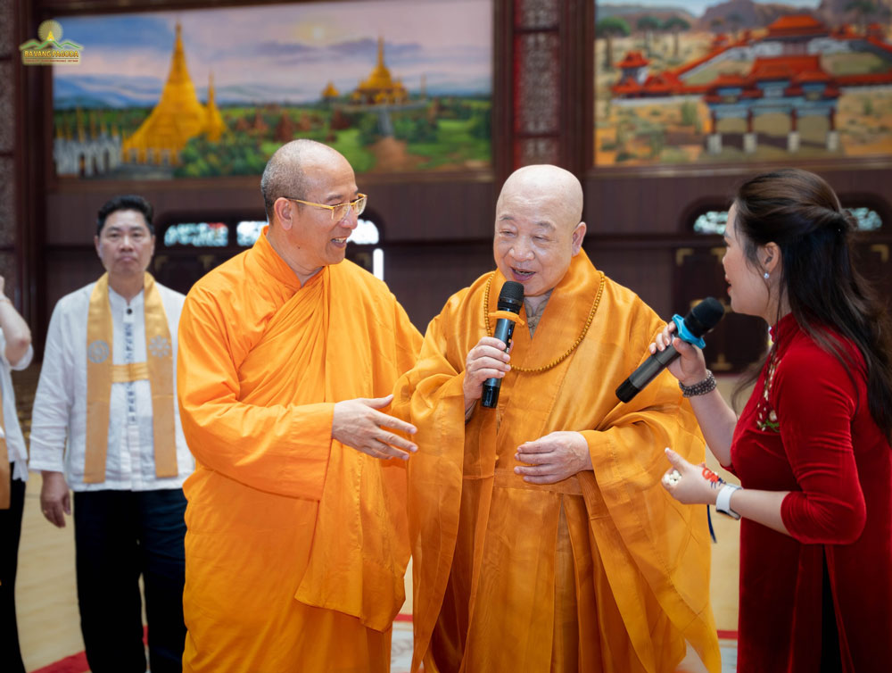 “When I came here, whether it be the Preaching Hall or any spot, I felt that Ba Vang Pagoda resembled where the Buddha used to preach the Dharma. His teachings can be found anywhere in the Pagoda. Therefore, I feel a strong sense of striving to learn as much as possible. Im grateful and deeply touched by this,” shared Most Venerable Jeong Beom-ryun. “저와서 보니까 그냥 이절 자제가 부처님의 설법 도량입니다. 법당도 그렇고 벽화면 하나 하나 구석 구석이 그냥 말은 설법 도량이에요. 다른 건마다 소재가 있고 부처님 진리가 그냥 그대로 표현하게 되어 있어요. 그래서 나도 이건 좀 많이 배워야 겠다. 감사한 생각을 하고 감동입니다”라고 정법륜스님 나눠주신다.