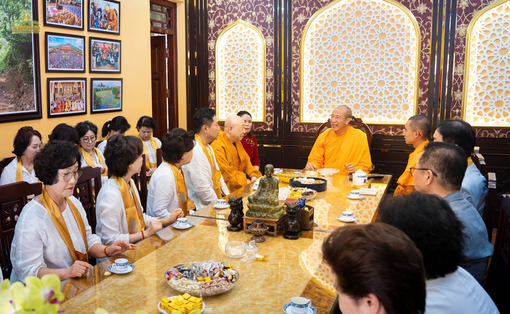 Thay Thich Truc Thai Minh and the monks of Ba Vang Pagoda warmly welcomed the delegation from Heungrryunsa temple (South Korea). 석죽태명스님과 바방사원 승려단 기쁨에 차게 대한민국 인천 흥륜사 대표단 환영함