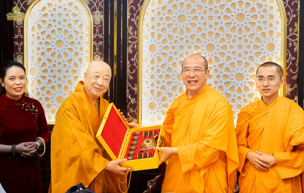 Thay Thich Truc Thai Minh, on behalf of Ba Vang Pagoda, presented Most Venerable Jeong Beom-ryun with a gift. 바방사원을 대표하여 석죽태명스님은 법륜스님에게 선물을 절단해주고 있었다.