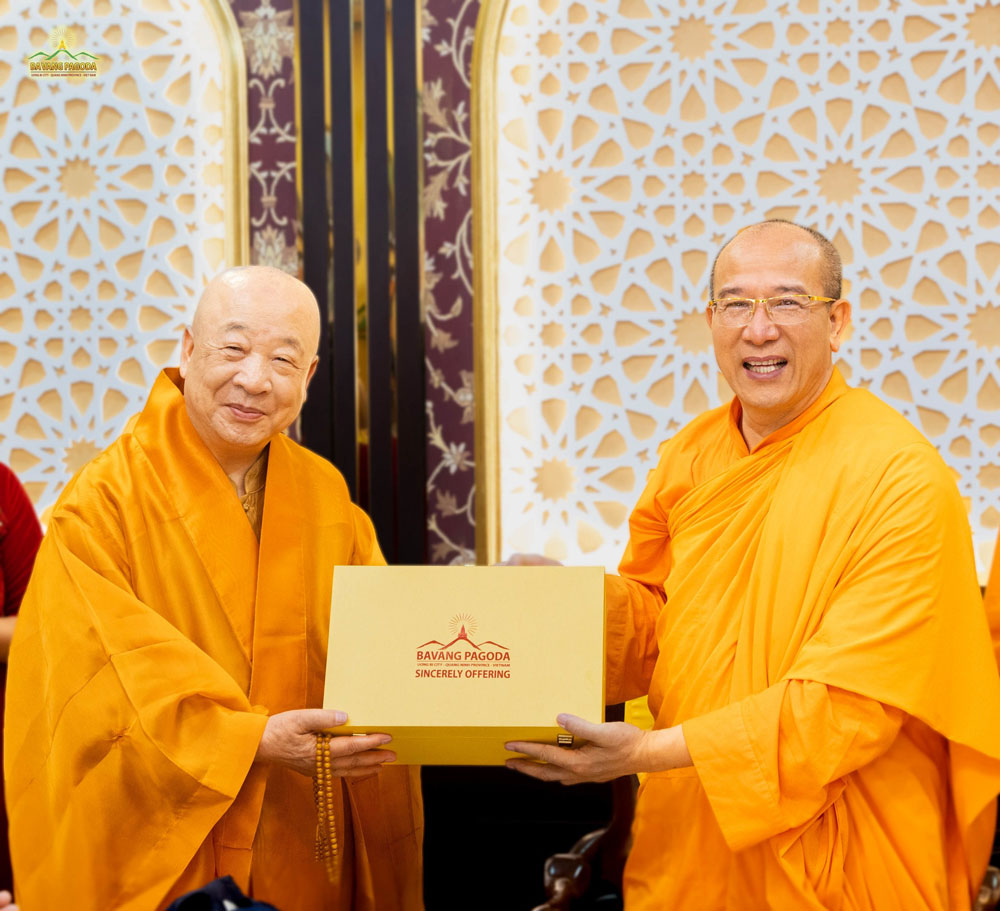 Thay Thich Truc Thai Minh, on behalf of Ba Vang Pagoda, presented Most Venerable Jeong Beom-ryun with a gift. 석죽태명스님 바방사원 대표하여 정법륜스님에게 선물 전달하고있었다