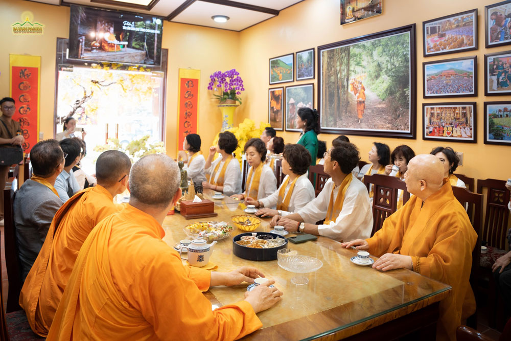 The Korean delegation watched videos about the monastic life of Ba Vang Pagodas monks. 사원의 객실서 일행은 바방사원의 승려단의 수행에 관한 동영상을 청경하신 이미지.