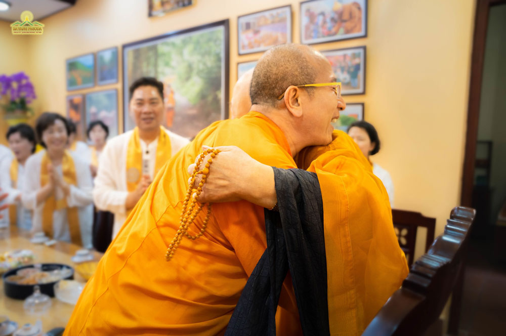Transcending borders: a heartfelt embrace between two Buddhist masters from Korea and Vietnam. 국경 넘겨 한국과 베트남에서 온 스님 두 분의 진심 포옹