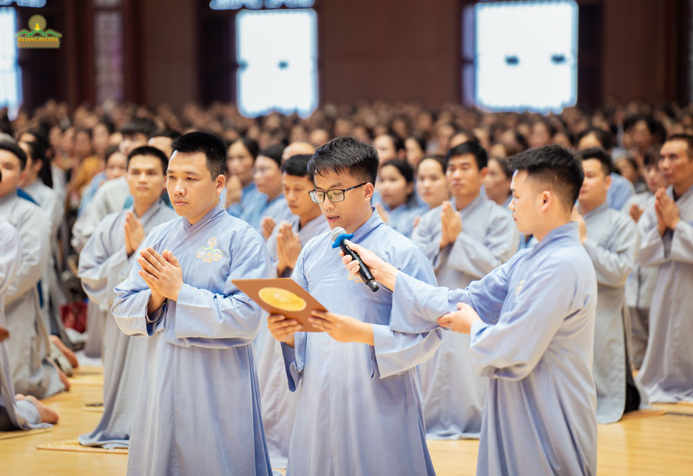 Before the lesson, Buddhists respectfully asked Thay to deliver a Dharma talk.