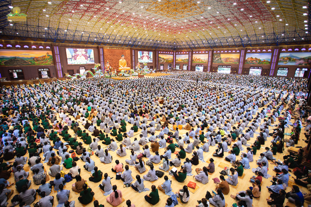People attended the Dharma talk session on the second floor of the Great Lecture Hall.