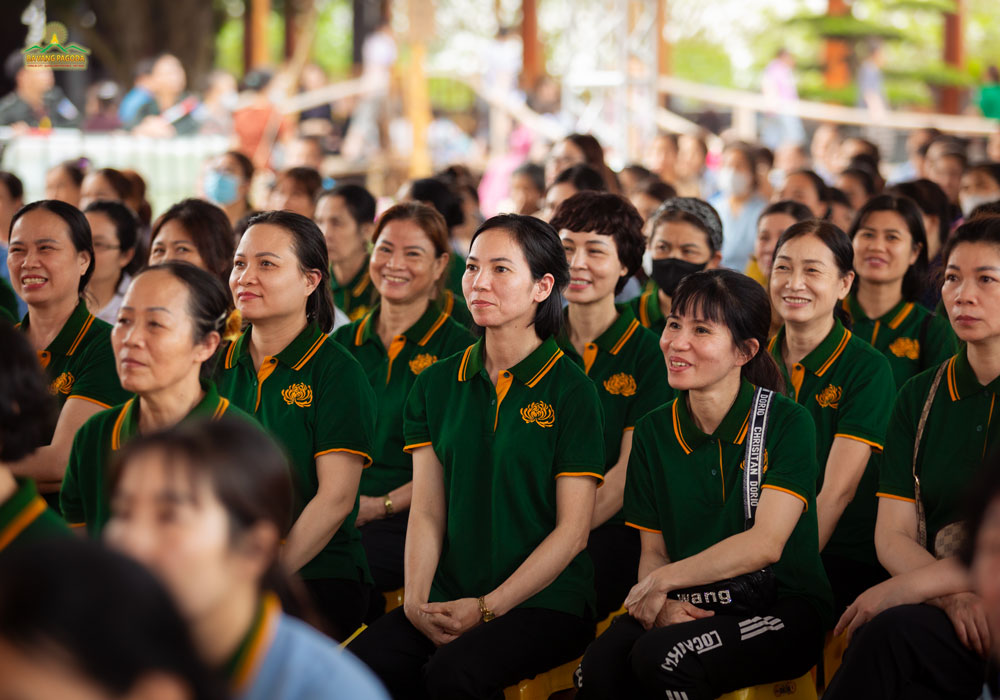 People attended the Dharma talk session in the Main Hall yard of Ba Vang Pagoda.