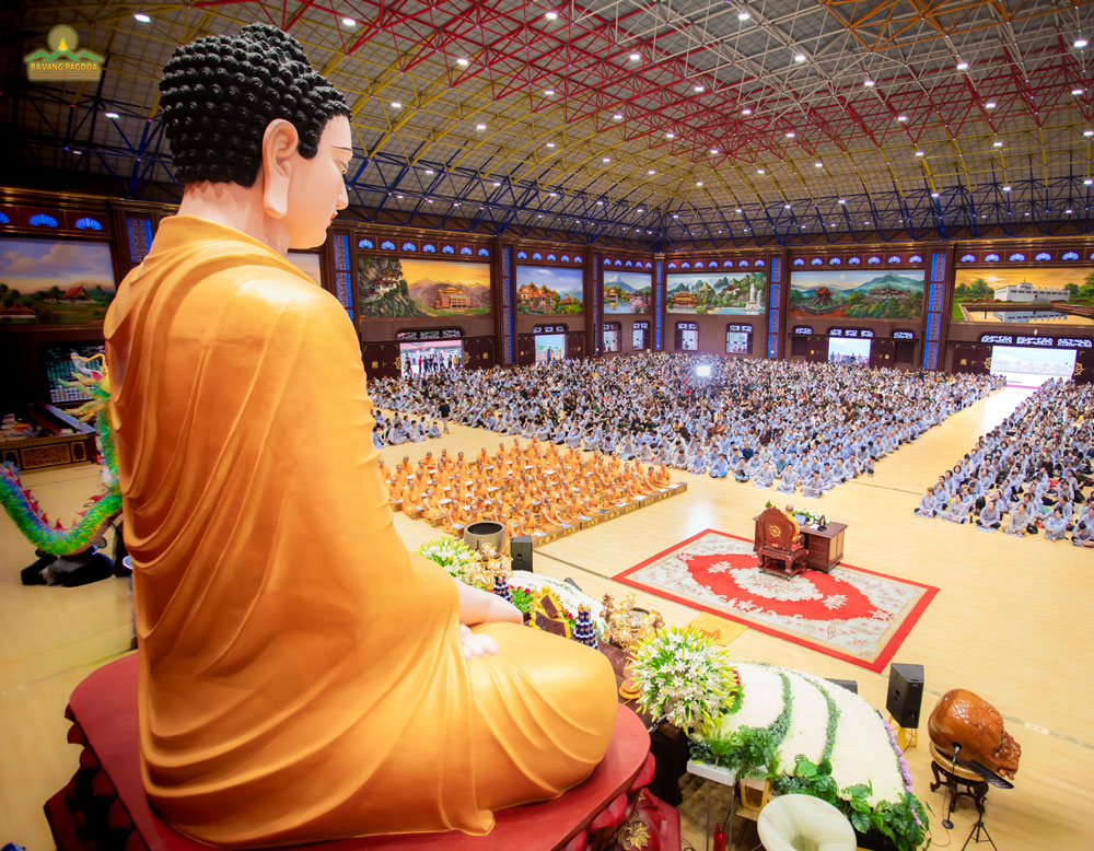 The Dharma talk occured in a dignified atmosphere.