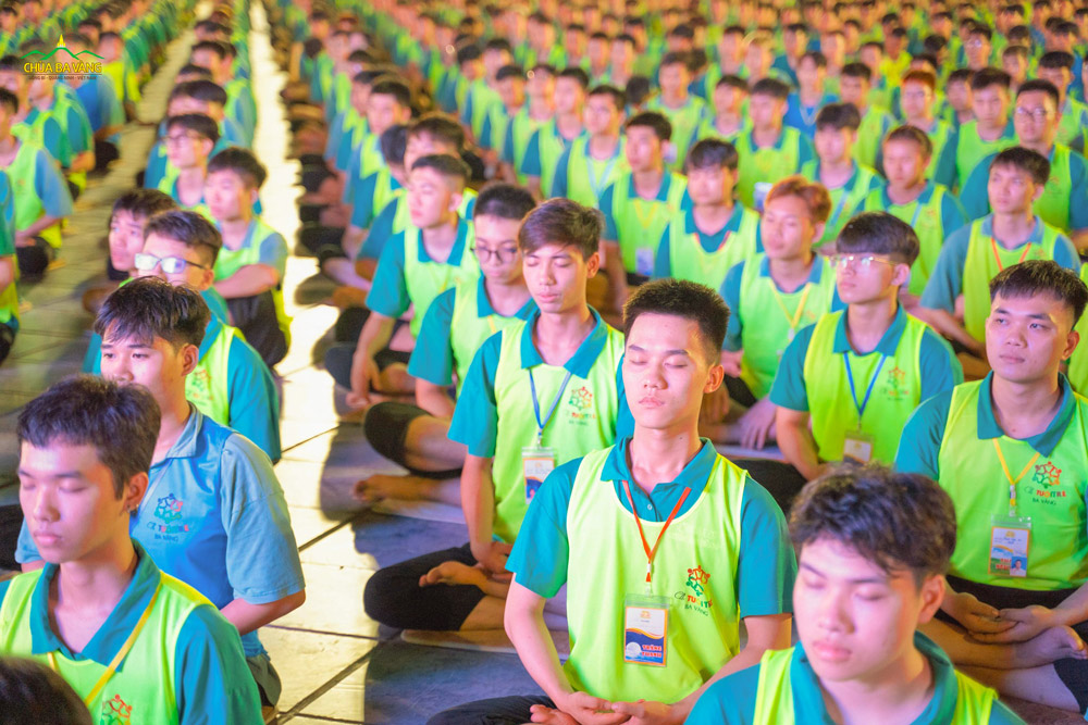 Meditation enhances our concentration, letting us make wise decisions. (Photo: Young retreatants in a meditation session during the Summer Retreat at Ba Vang Pagoda)