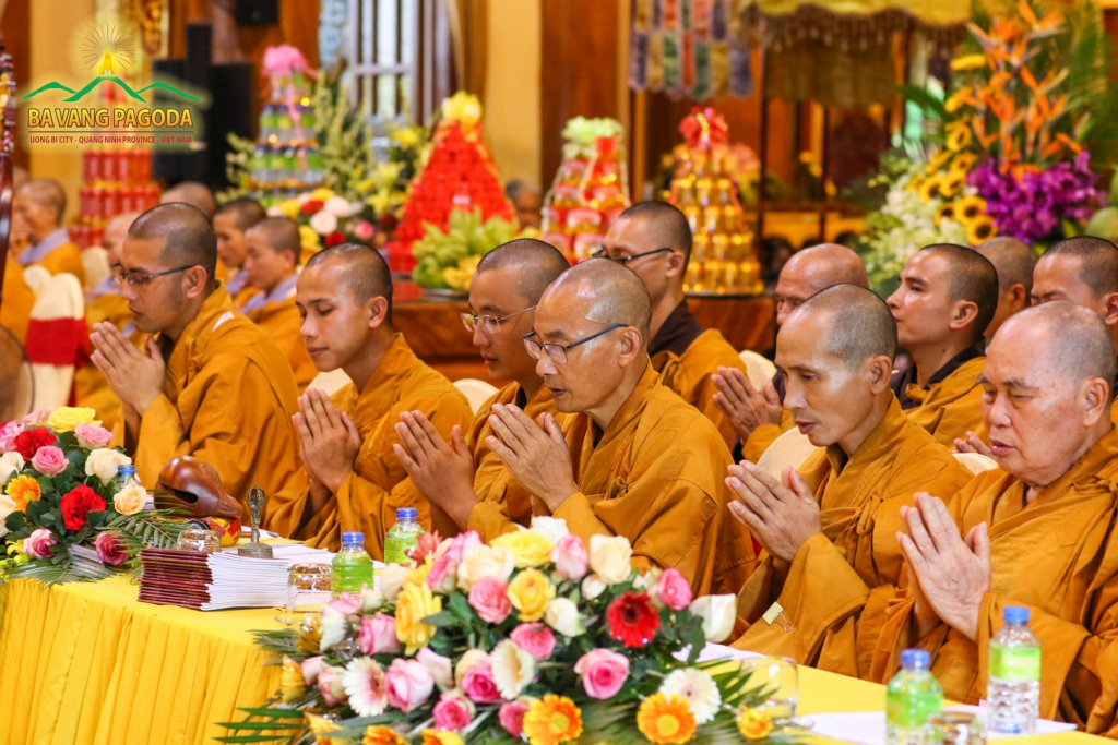The Sangha of Ba Vang Pagoda conducted the praying ceremony for the deceased.