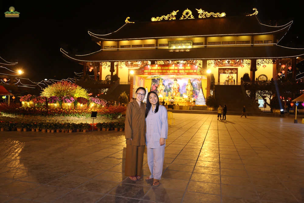 Nam Phuong Chu (the girl in brown) at Ba Vang Pagoda