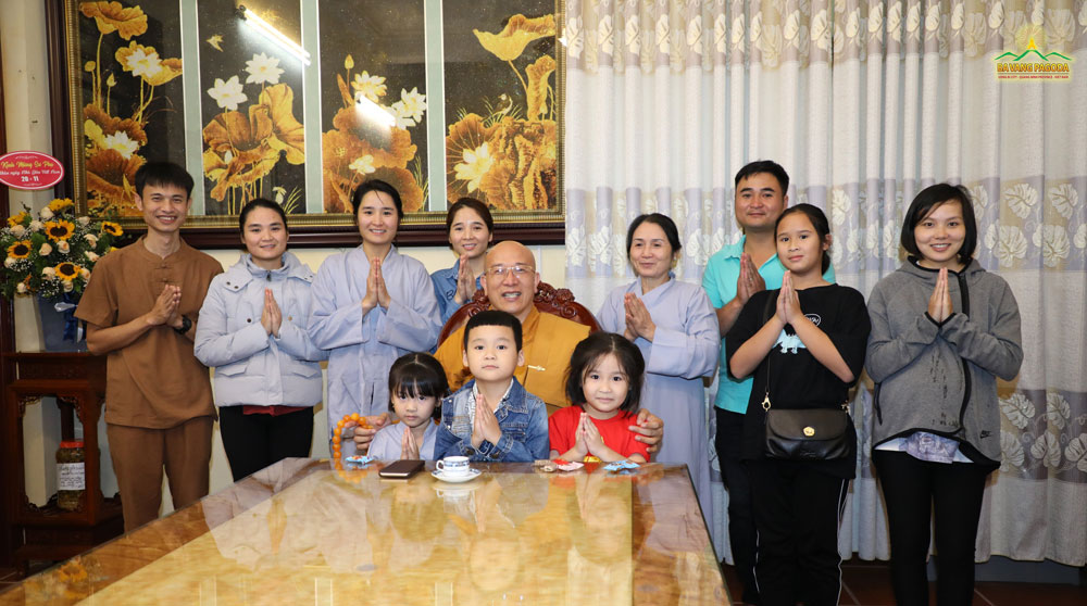 Hanh Nhan and her family taking a photo with Thay Thich Truc Thai Minh