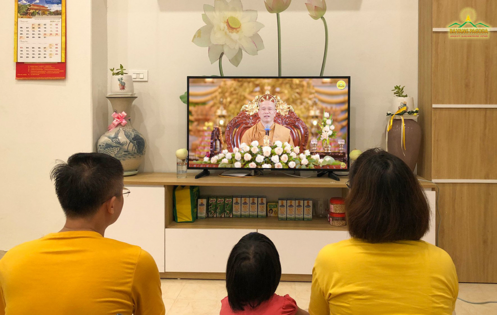 A Buddhist family listening to the Dharma Talk 