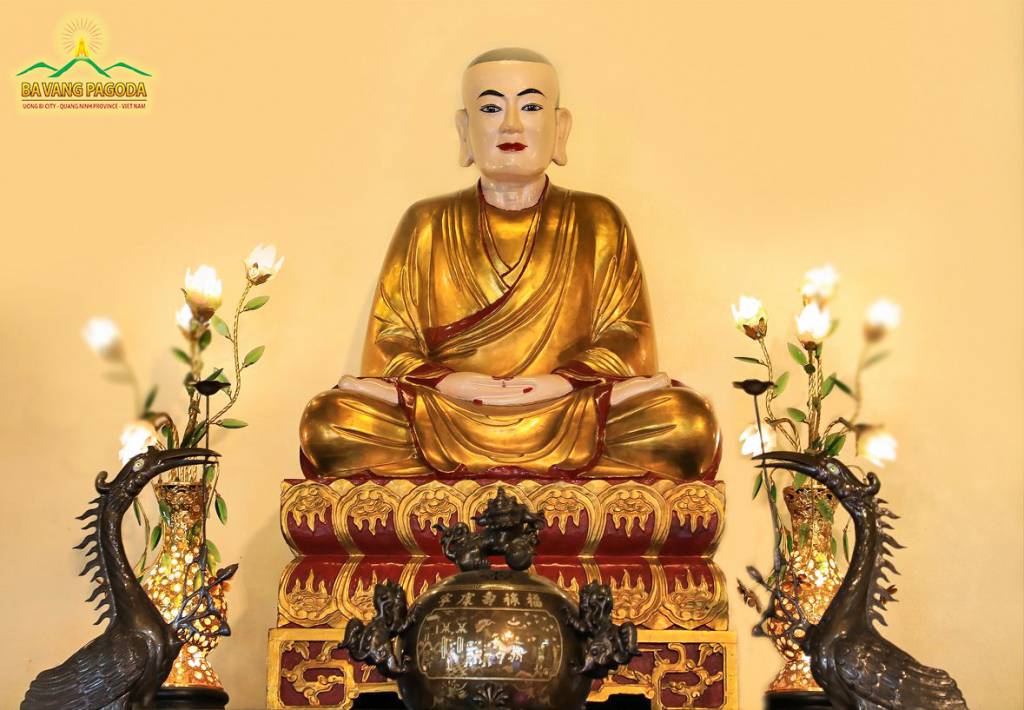The statue of Patriarch Tue Bich Pho Giac–the founder of the ancient Ba Vang Pagoda.