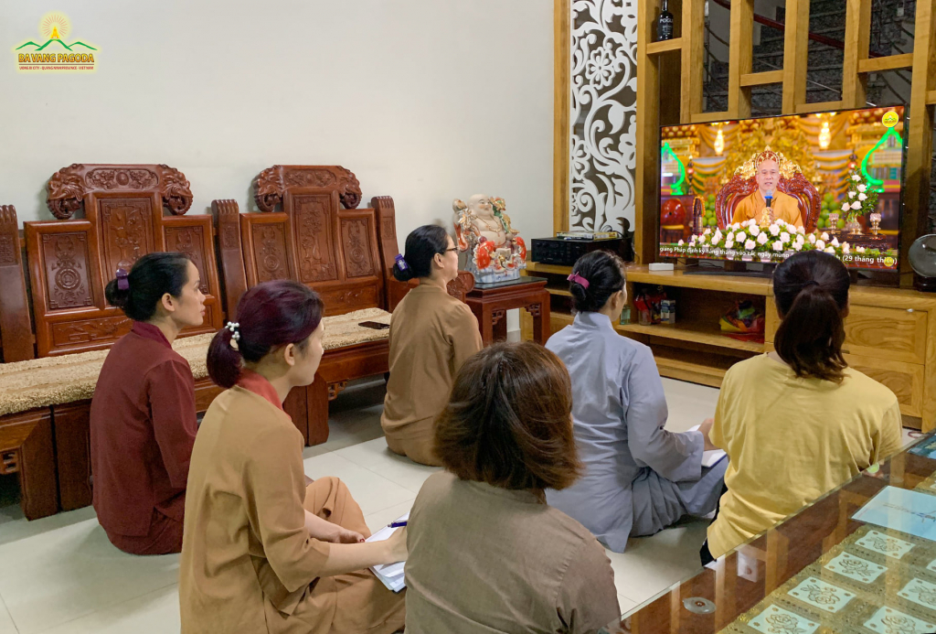 Lay Buddhists watching the Dharma talk “Lessons learned from the Earth” from home.