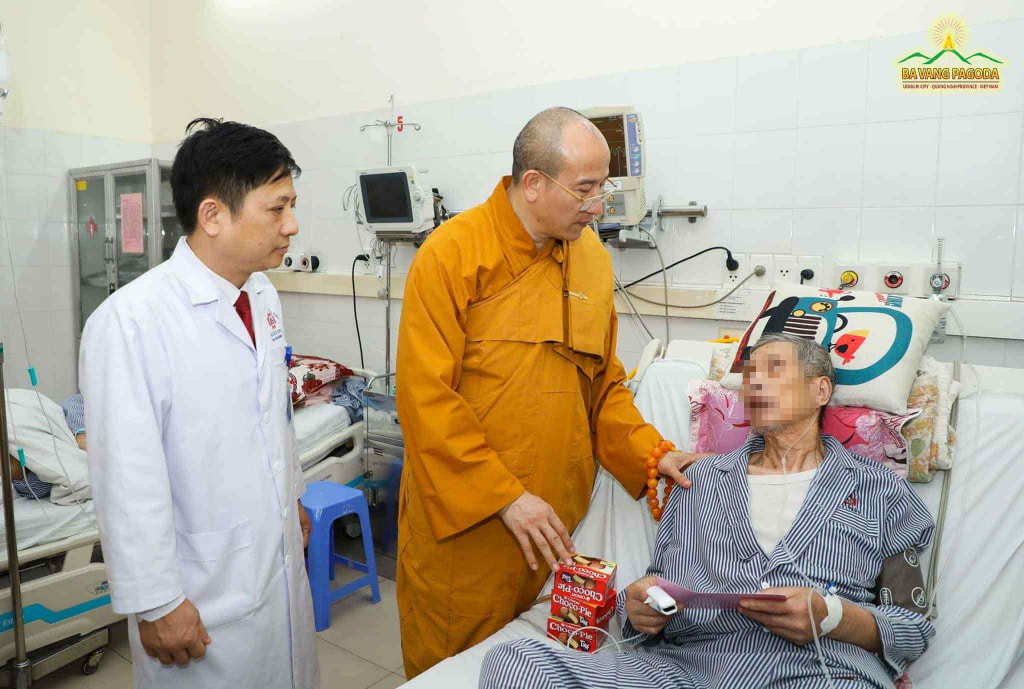 Cultivating the mind of compassion is also sowing the seed of health and longevity. (Photo: Thay Thich Truc Thai Minh visiting a patient.)