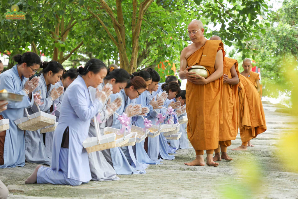 Experience almsgiving at Ba Vang Pagoda (Photo: Buddhists giving alms to the Sangha led by Thay Thich Truc Thai Minh.)