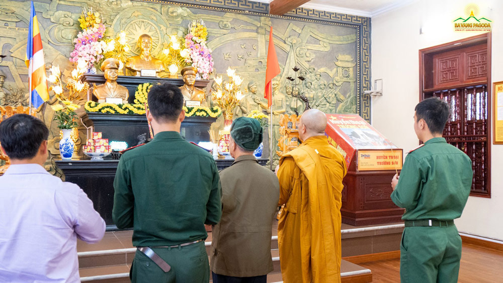 general-pham-van-tra-and-his-delegation-offering-incense-at-the-martyrs'-shrine-of-ba-vang-pagoda.