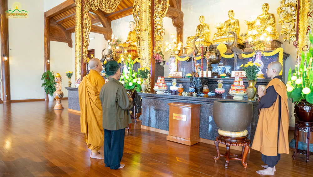 general-pham-van-tra-offering-incense-to-the-buddhas-and-the-patriarchs