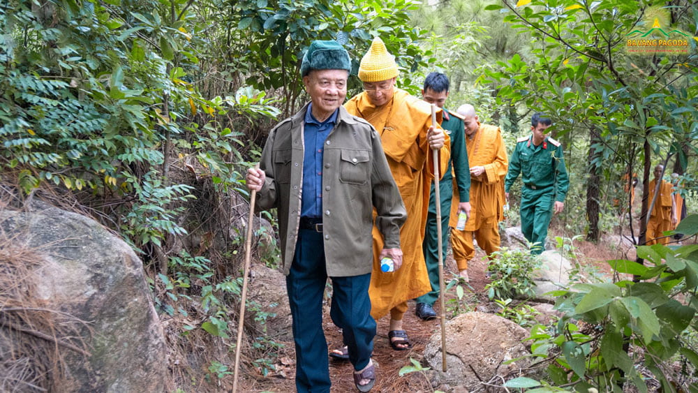 general-pham-van-tra-visiting-the-meditation-forest-of-ba-vang-pagodas-Monks.