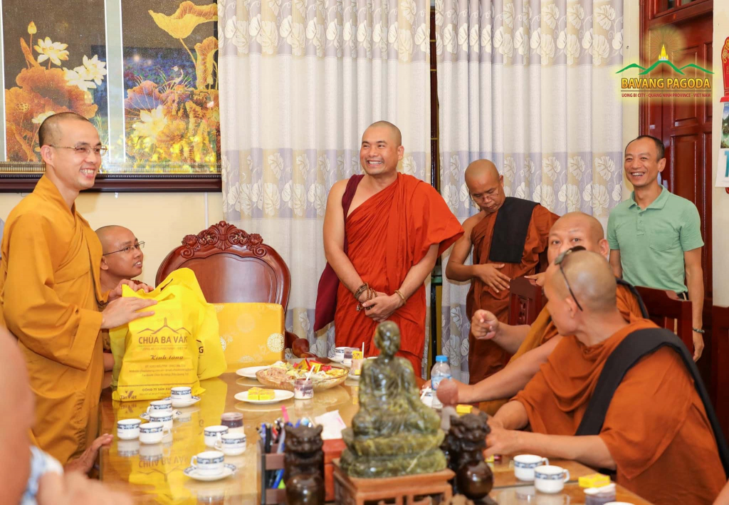 Venerable Thich Truc Bao Luc giving some presents to the delegation.